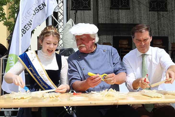 Spargelschälwettbewerb mit Spargelkönigin Natalie I., Spargelschälmeister Helmut Zippner und Brauereichef Umberto Freiherr von Beck-Peccoz: Traditionelles Spargelfest Schrobenhausen am 20.05.2023 {©Foto: Martin Schmitz)